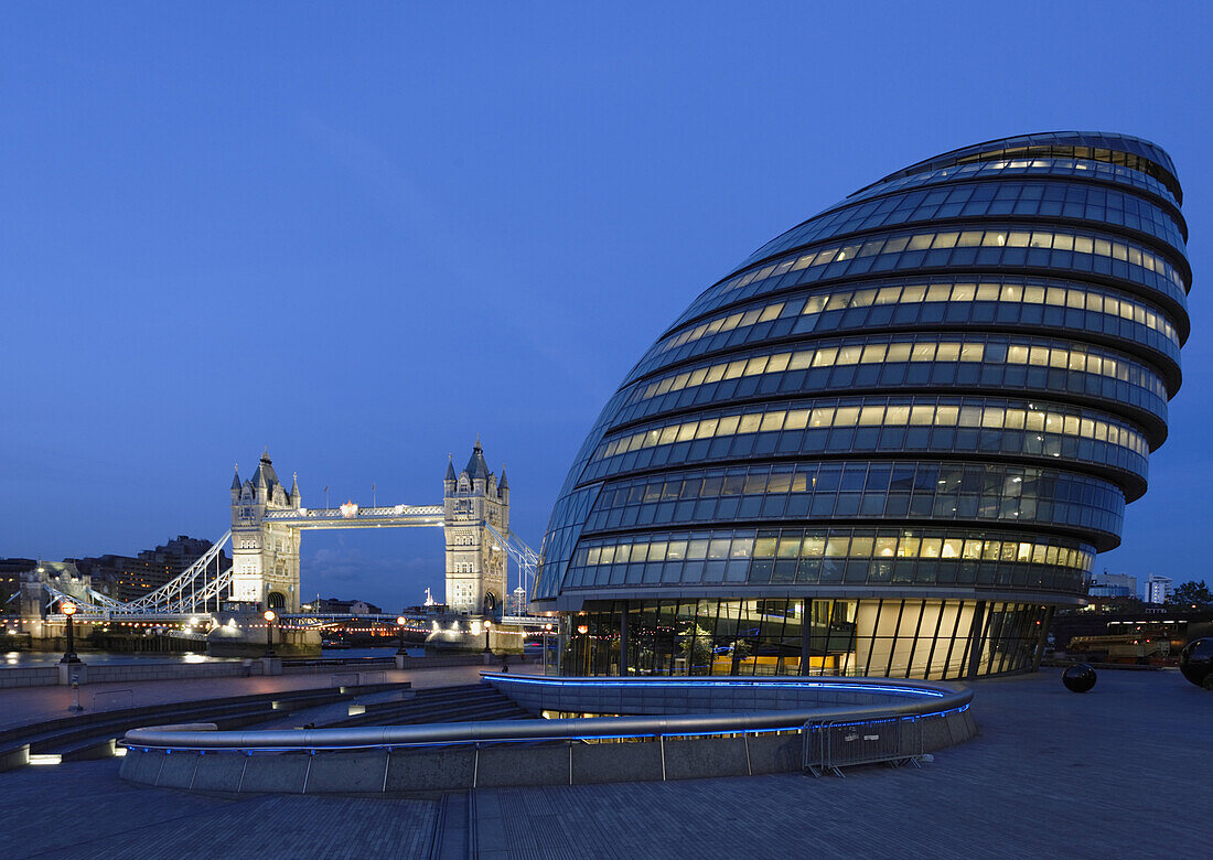 City Hall und Tower Bridge, London, London, England, Grossbritannien