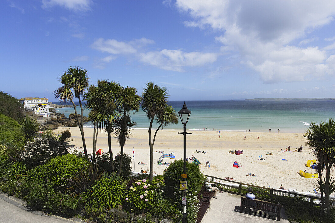 Leute sonnen sich am Porthminster Beach, St. Ives, Cornwall, England, Großbritannien