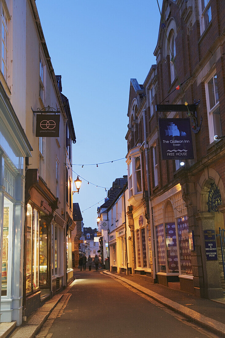 Blick entlang einer leeren Straße am Abend, Fowey, Cornwall, England, Großbritannien