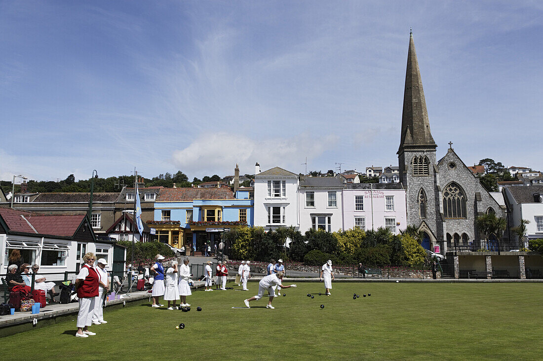 Leute spielen Bowls, Dawlish, Devon, England, Großbritannien