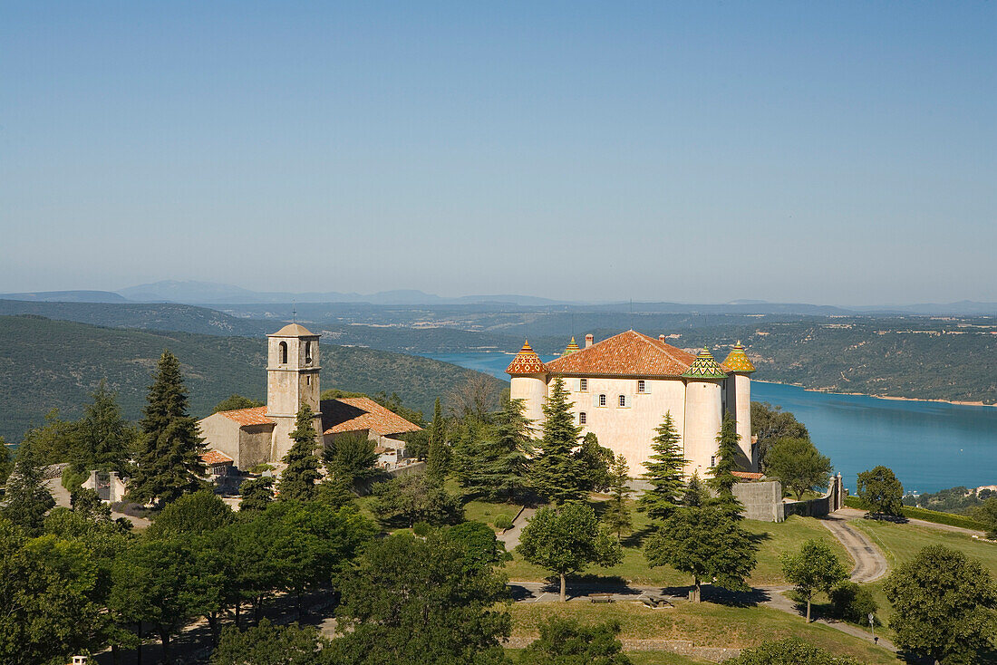 Blick auf das Schloss und die Kirche von dem Dorf Aiguines vor dem Lac de Ste. Croix, Var, Provence, Frankreich