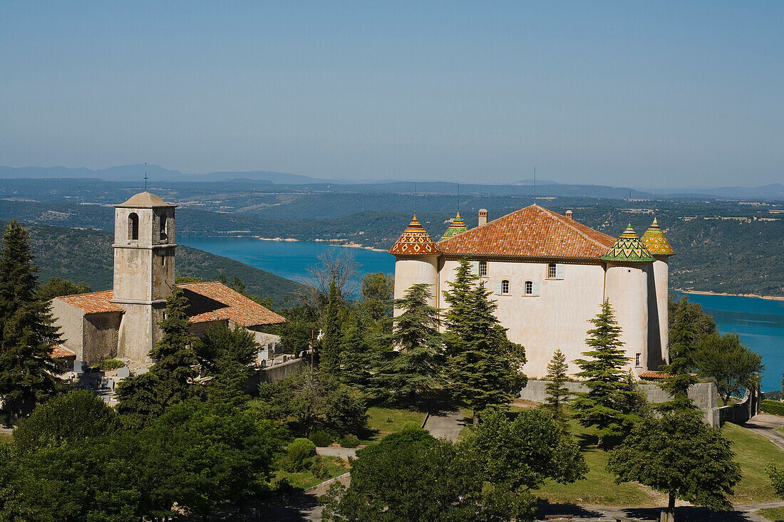 Blick auf das Schloss und die Kirche von dem Dorf Aiguines vor dem See Lac de Ste. Croix, Var, Provence, Frankreich