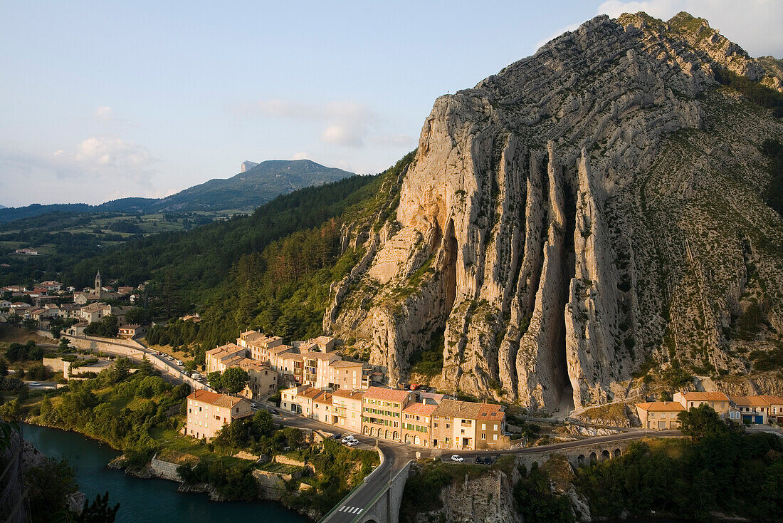 Blick auf die Stadt Sisteron zwischen dem Fluss Durance und hohen Kalksteinfelsen, Alpes-de-Haute-Provence, Provence, Frankreich