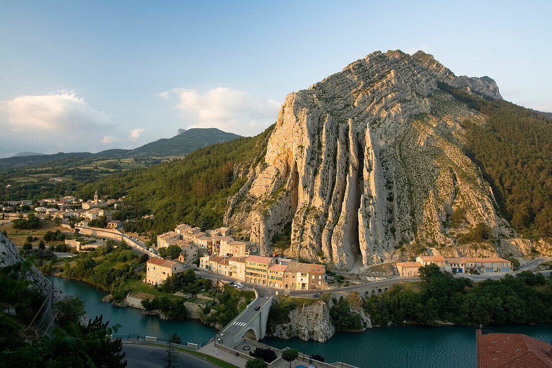 Blick auf die Stadt Sisteron zwischen dem Fluss Durance und hohen Kalksteinfelsen, Alpes-de-Haute-Provence, Provence, Frankreich