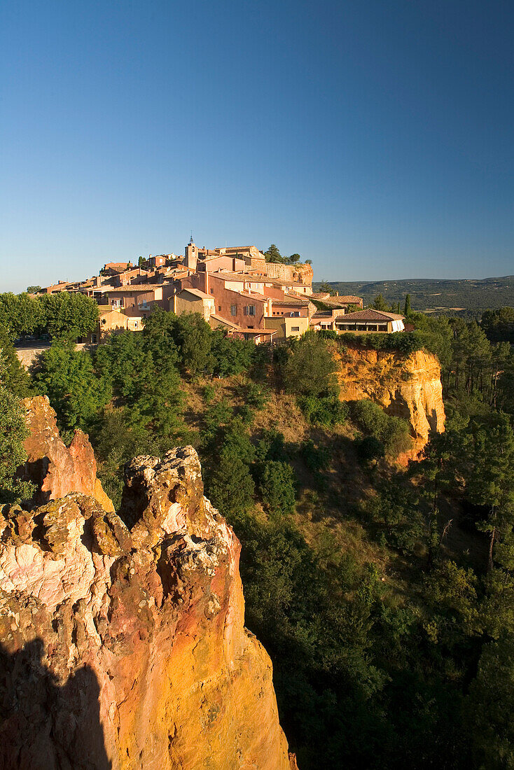 Roussillon, Dorf auf Ockerfelsen, Vaucluse, Provence, Frankreich