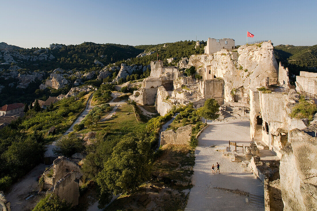 Die Felsenfestung unter blauem Himmel, Les-Baux-de-Provence, Vaucluse, Provence, Frankreich