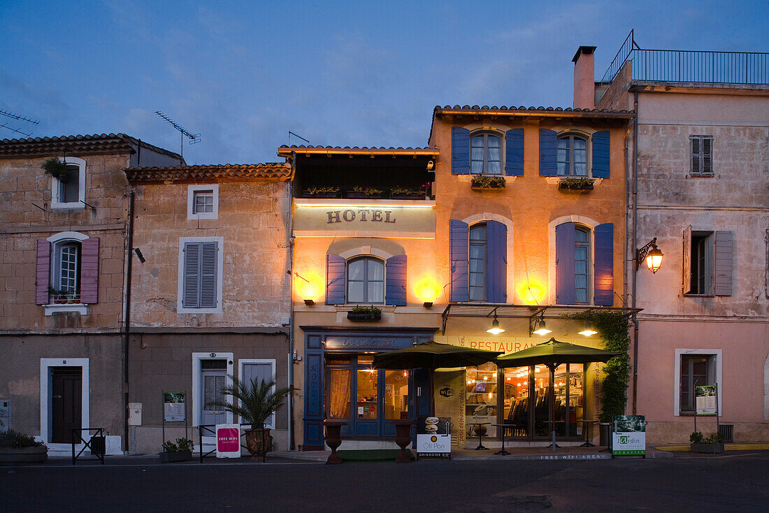 Fassade des Hotels Le Calendal am Abend, Arles, Bouches-du-Rhone, Provence, Frankreich
