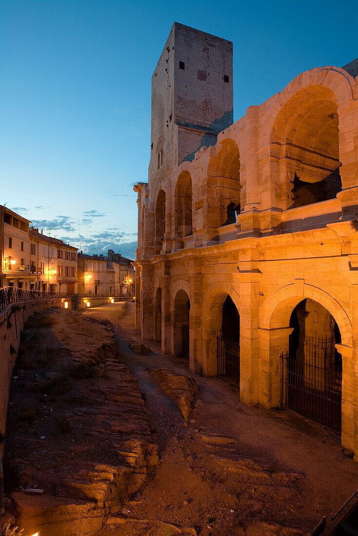 Das beleuchtete Amphitheater am Abend, Arles, Bouches-du-Rhone, Provence, Frankreich