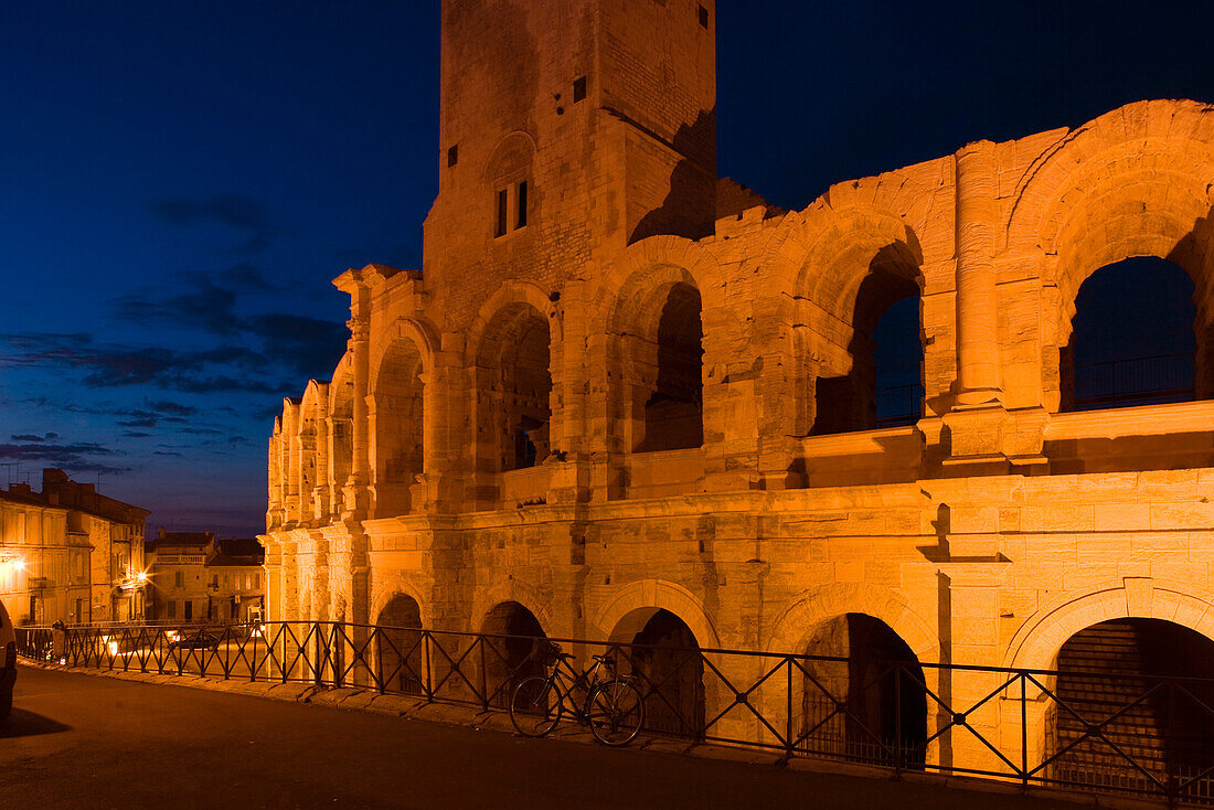 Das beleuchtete Amphitheater am Abend, Arles, Bouches-du-Rhone, Provence, Frankreich