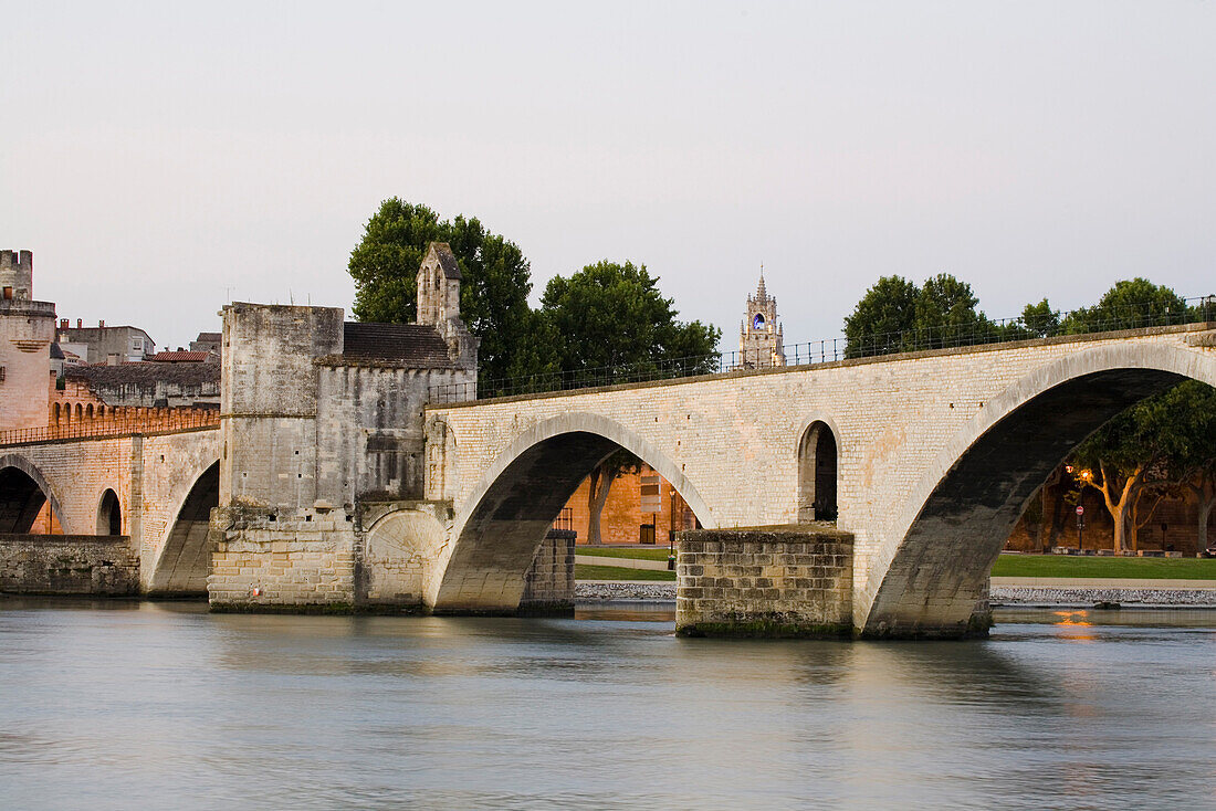 Blick auf die Brücke St. Benezet, Avignon, Vaucluse, Provence, Frankreich