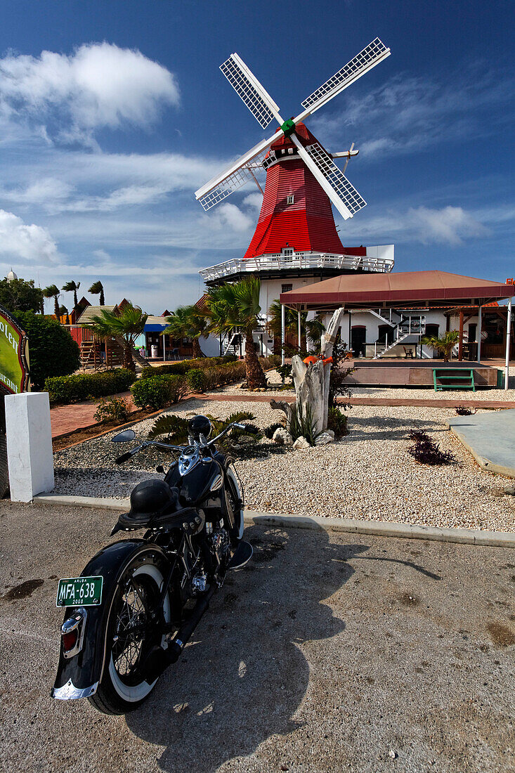 Niederländische Antillen, Aruba, Karibik. Alte Windmühle, Motorrad