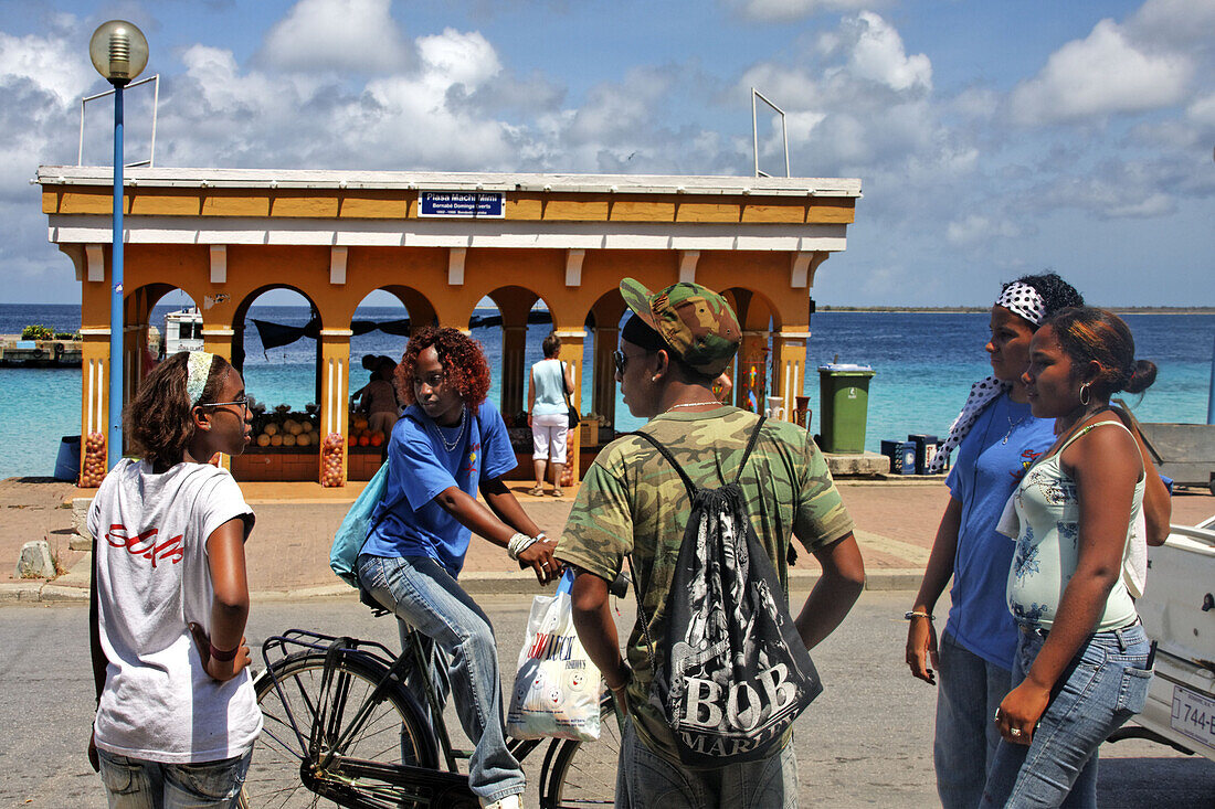 Karibik, Niederländische Antillen, Bonaire, Kralendijk, Jugendliche mit Fahrraedern, Promenade