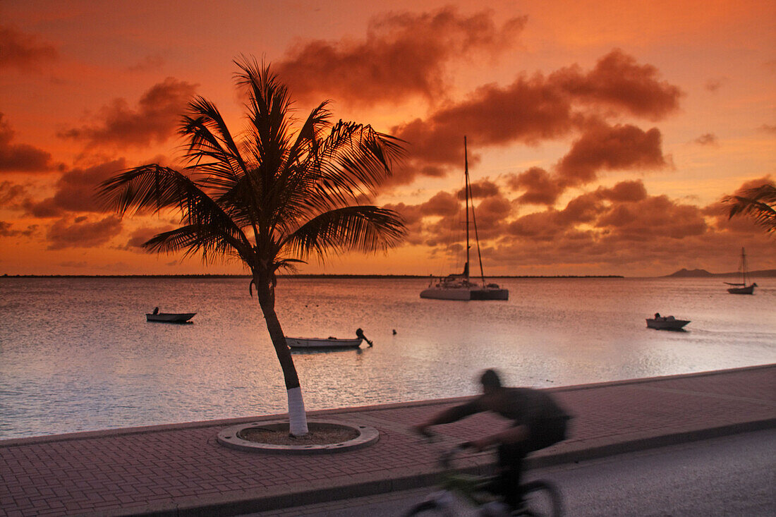 Karibik, Niederländische Antillen, Bonaire, Kralendijk, Sonnenuntergang, Boote