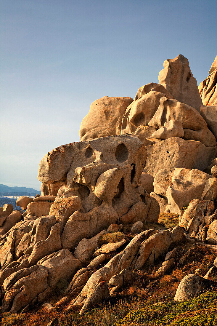 Sardinien  Capo Testa, Bucht mit bizarrer Felslandschaft