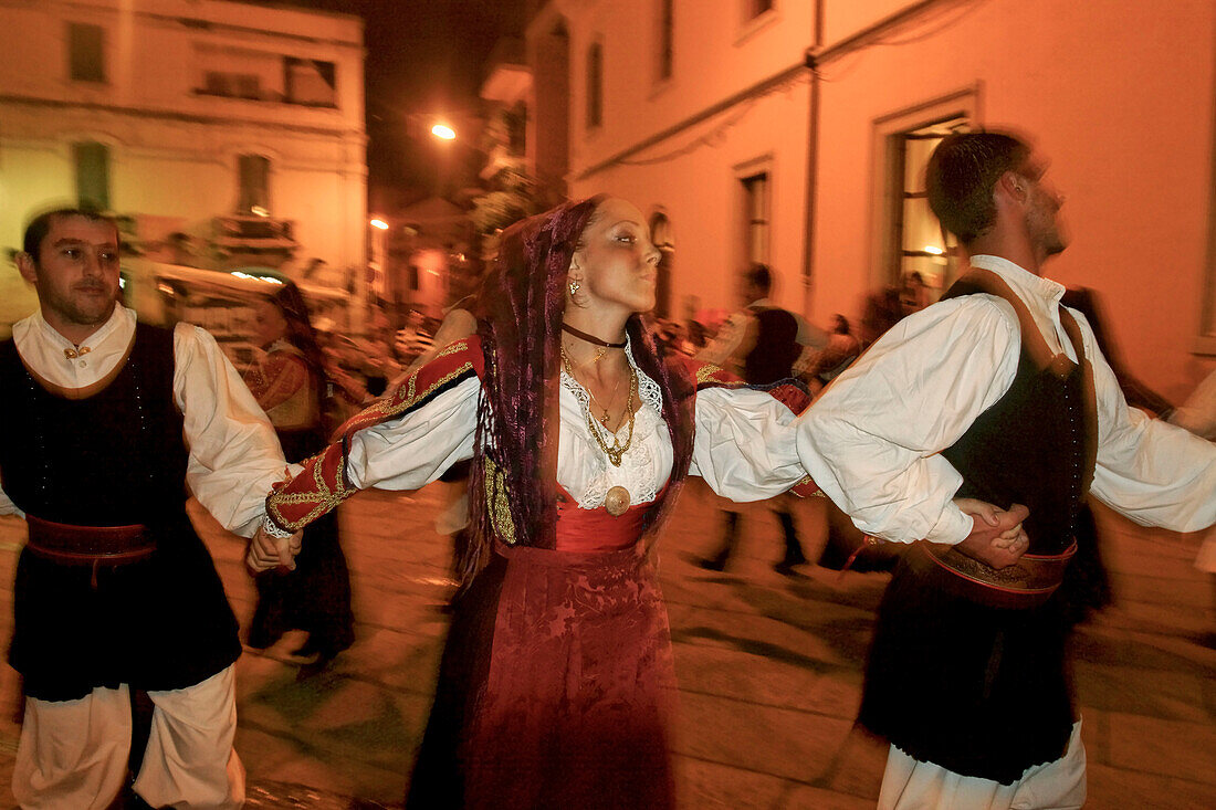 Sardinien Olbia Tanzgruppe mit traditionellen Kostümen abends