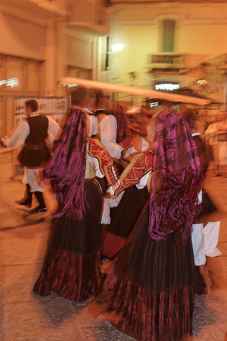 Sardinien Olbia Tanzgruppe mit traditionellen Kostümen abends