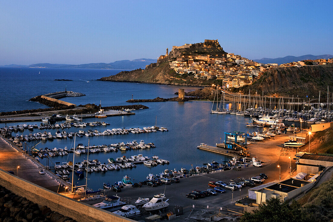 Sardinien Hafen von  Castelsardo Kastell Dämmerung