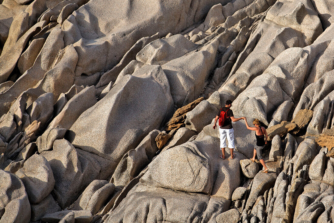 Sardinien  Capo Testa, Bucht mit bizarrer Felslandschaft, Paar