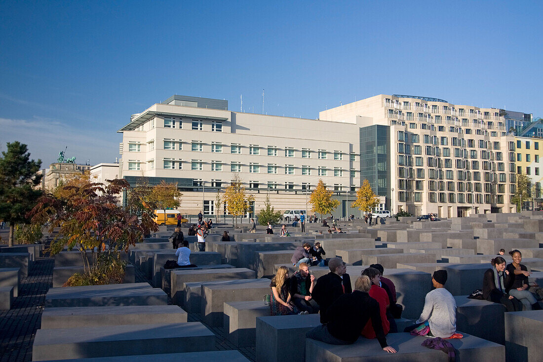 Berlin Holocaust Denkmal vom Architekten Peter Eisenmann, Betonstelen, im Hintergrund neue Amerikanische Botschaft