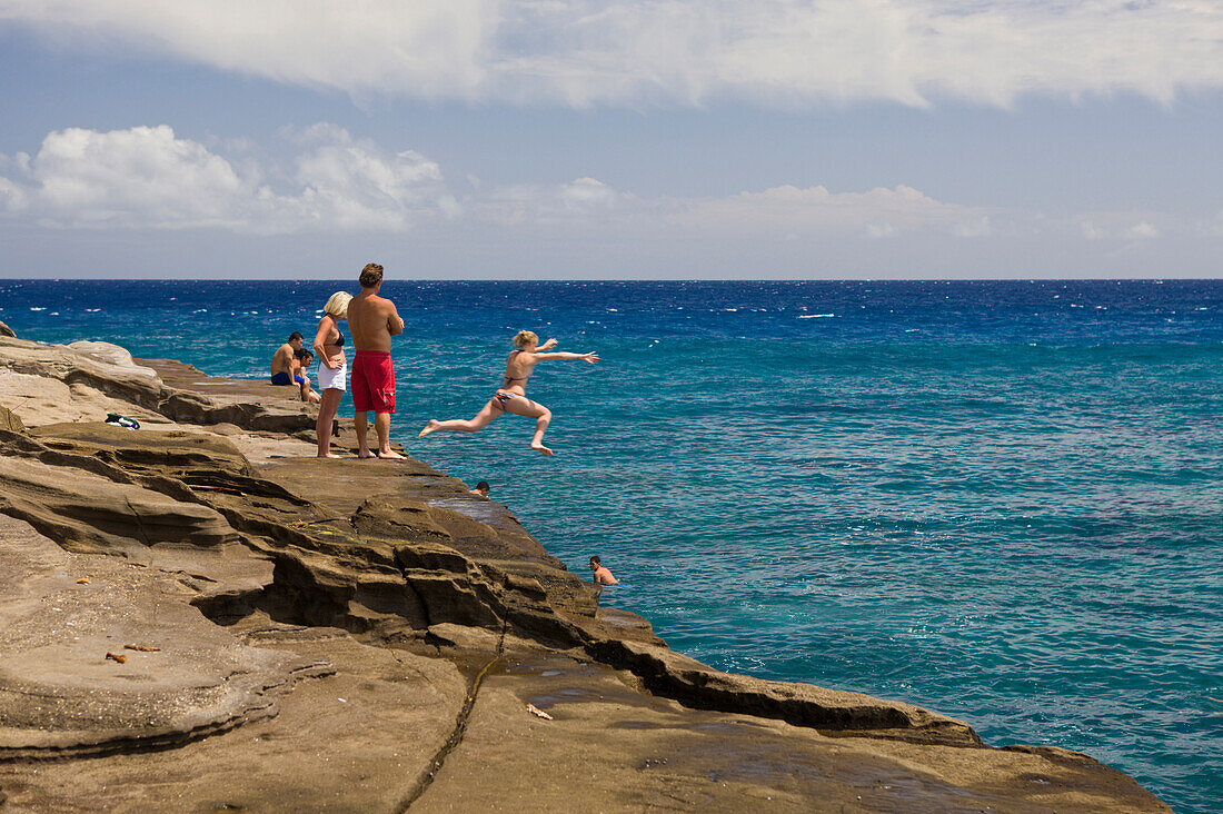 Touristen auf den Chinawall Felsen am Kawaihoa Point, Oahu, Pazifik, Hawaii, USA