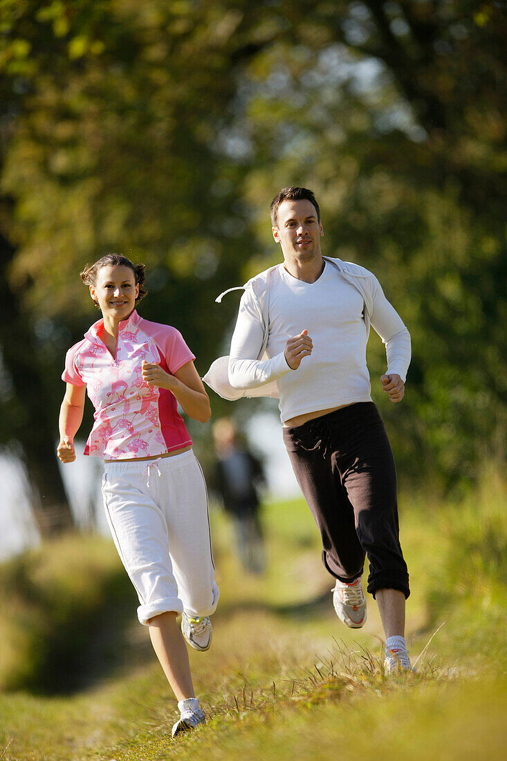 Junges Paar beim Joggen