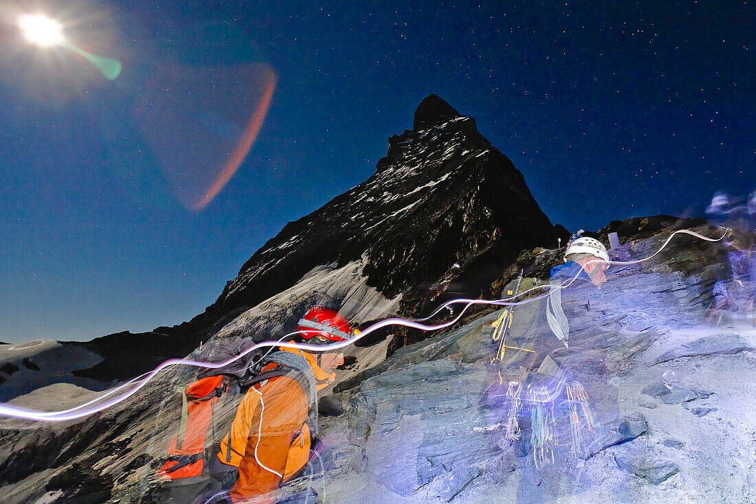 Lichtspuren von den Stirnlampen der Bergsteiger am Hörnligrat, Matterhorn, Zermatt, Kanton Wallis, Schweiz