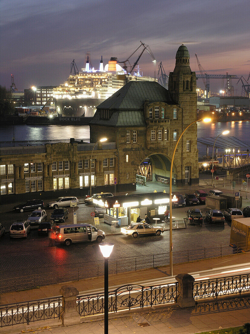 Landungsbrücken mit Queen Mary 2 in der Werft, Hamburg, Deutschland