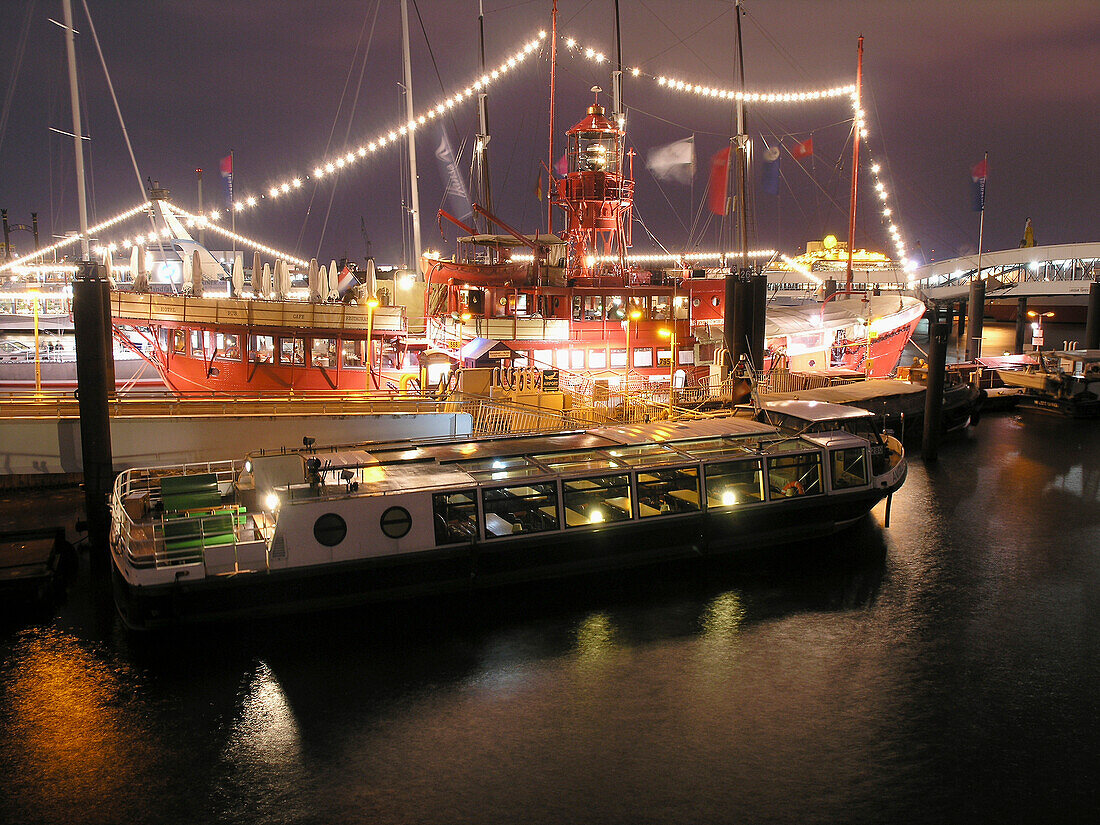 Feuerschiff bei Nacht im Hafen, Hansestadt Hamburg, Deutschland