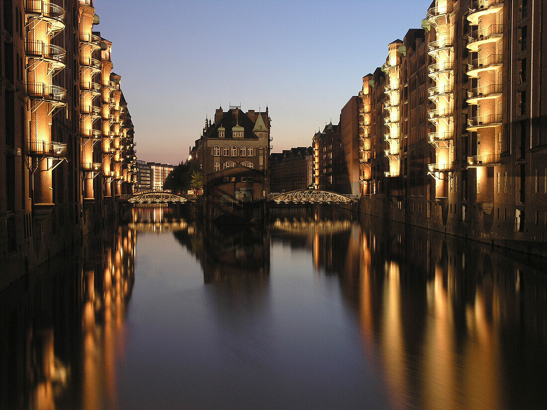 Die beleuchtete Speicherstadt in der Abenddämmerung, Hansestadt Hamburg, Deutschland