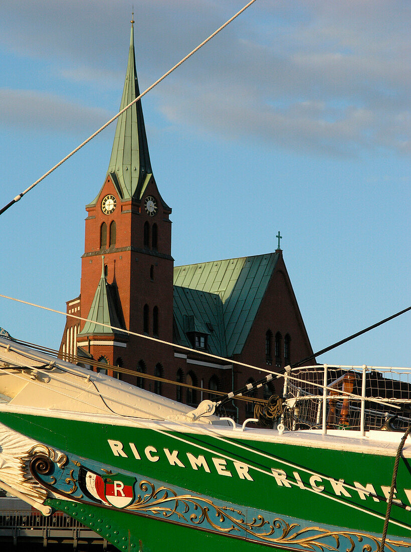 Bug des Museumsschiffs Rickmer Rickmers vor einer Kirche, Hansestadt Hamburg, Deutschland