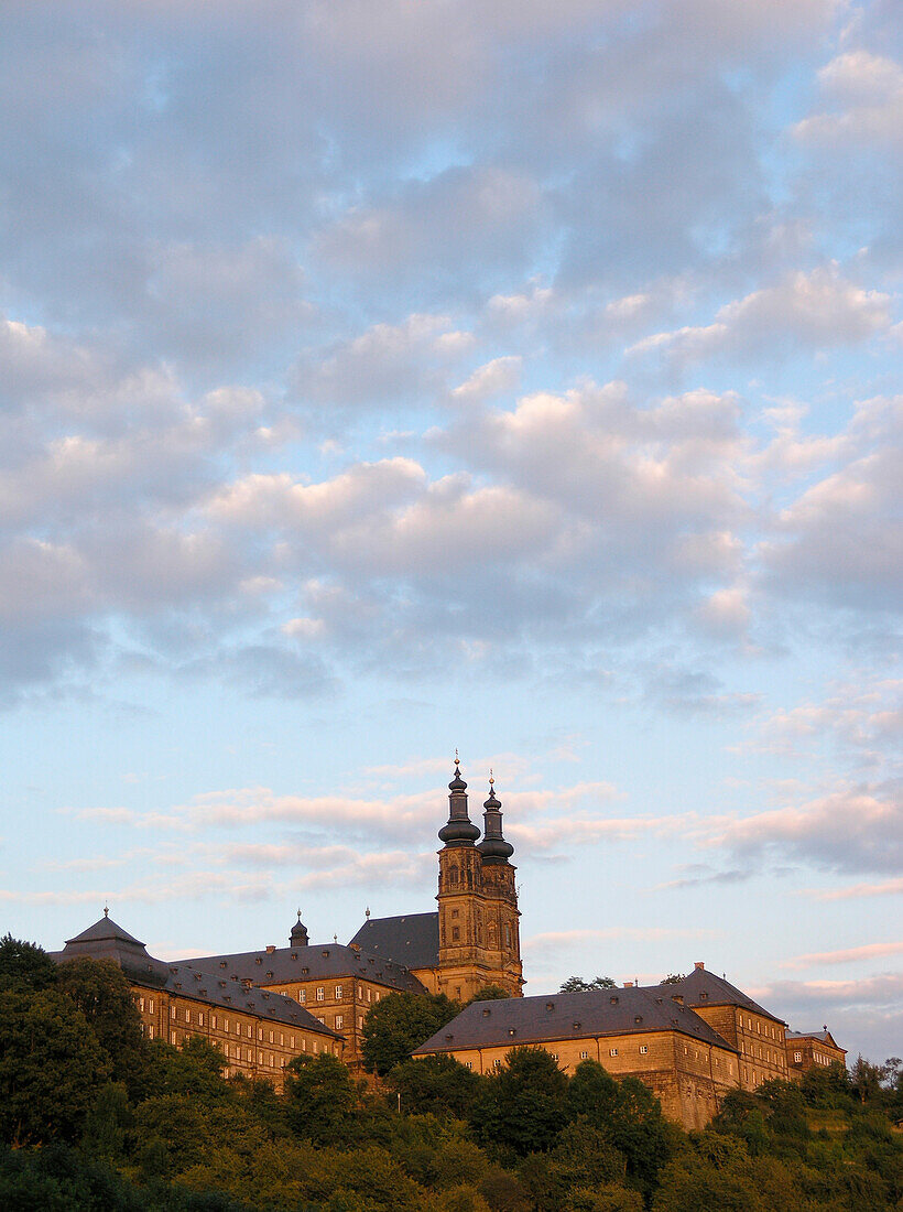 Blick auf Kloster Banz unter Wolkenhimmel, Oberes Maintal, Franken, Bayern, Deutschland