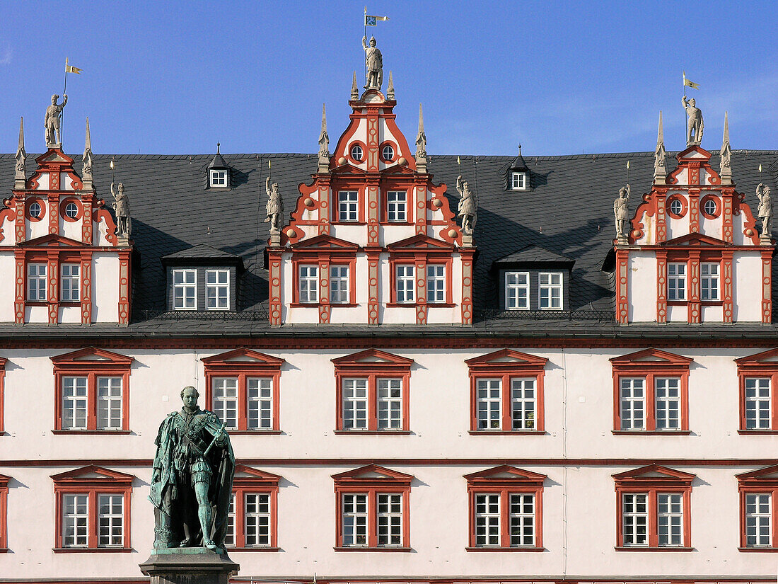 Denkmal von Prinz Albert vor historischem Gebäude, Coburg, Franken, Bayern, Deutschland