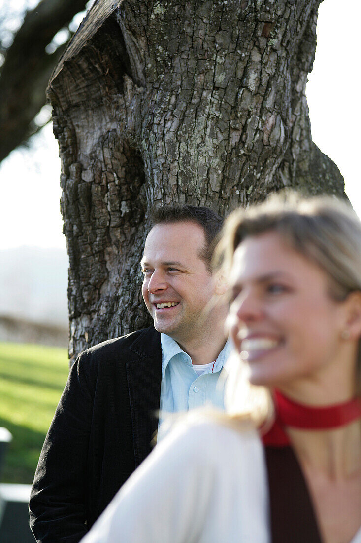 Paar mittleren Alters bei einem Baum