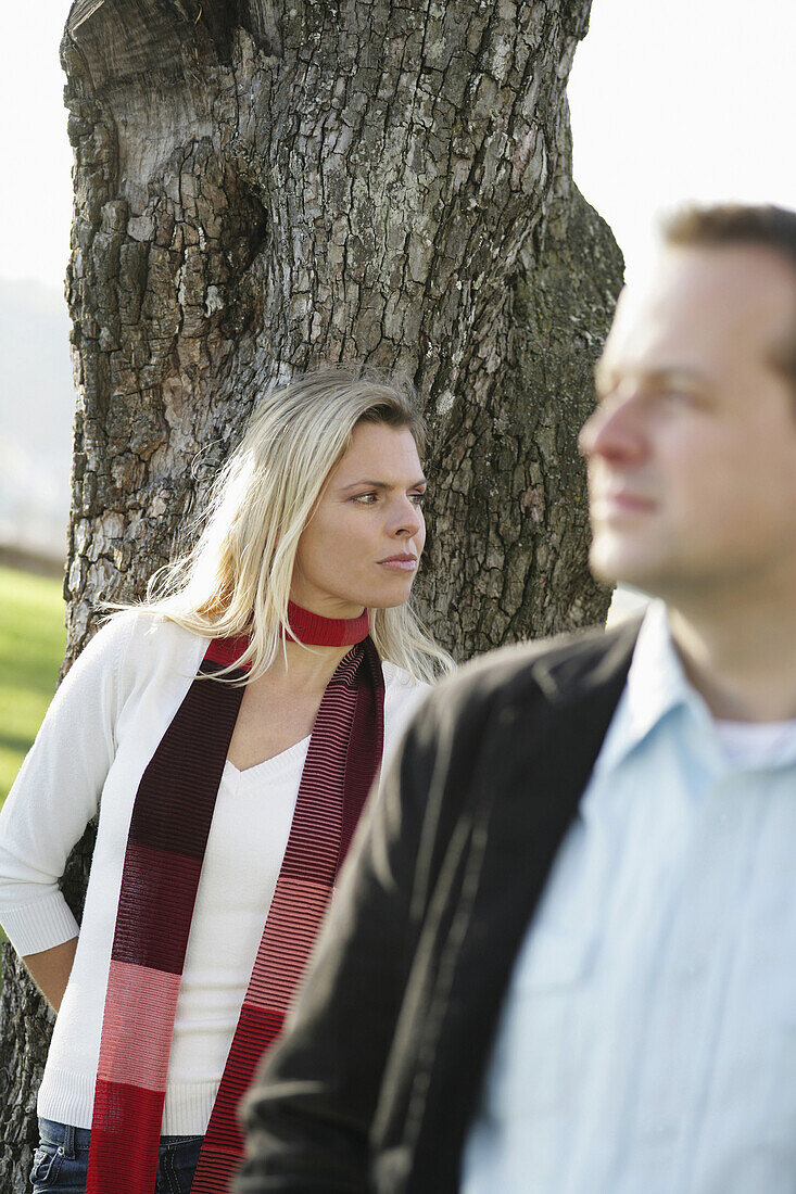 Paar mittleren Alters bei einem Baum