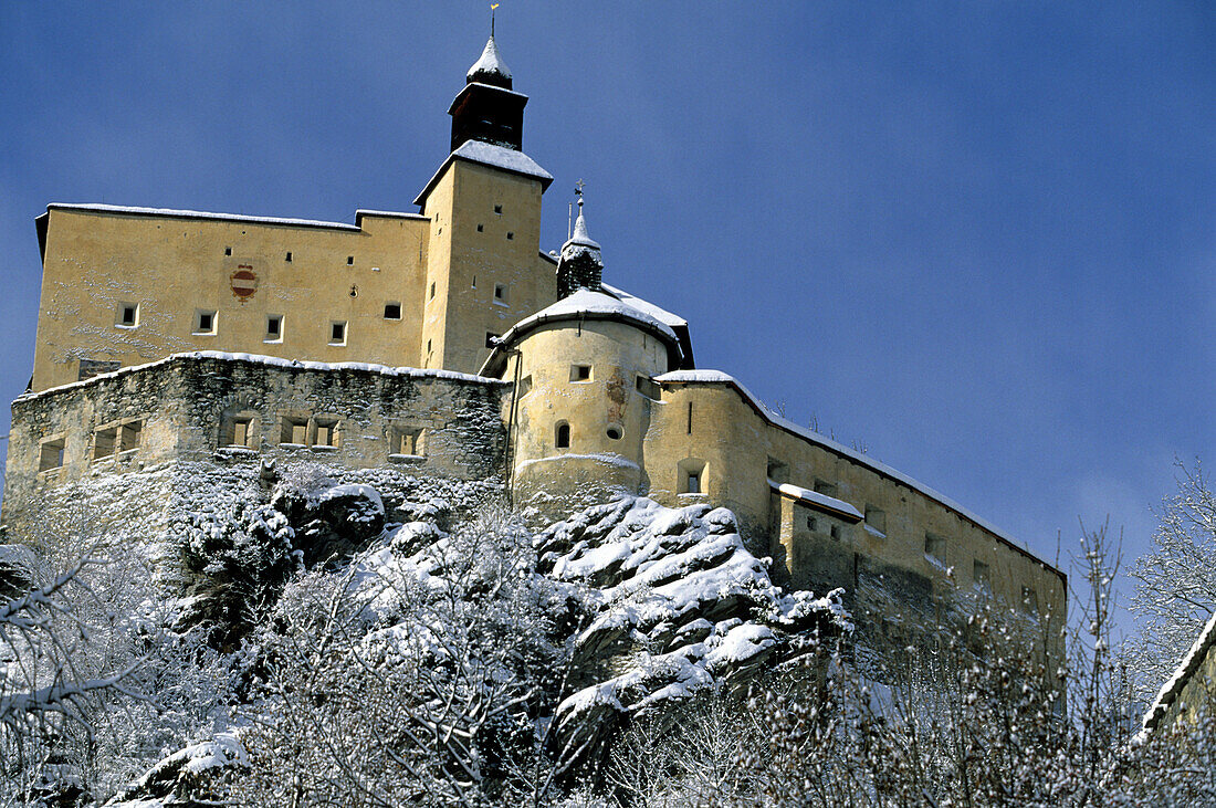 Blick zum Schloss Tarasp im Unterengadin, Unterengadin, Engadin, Schweiz