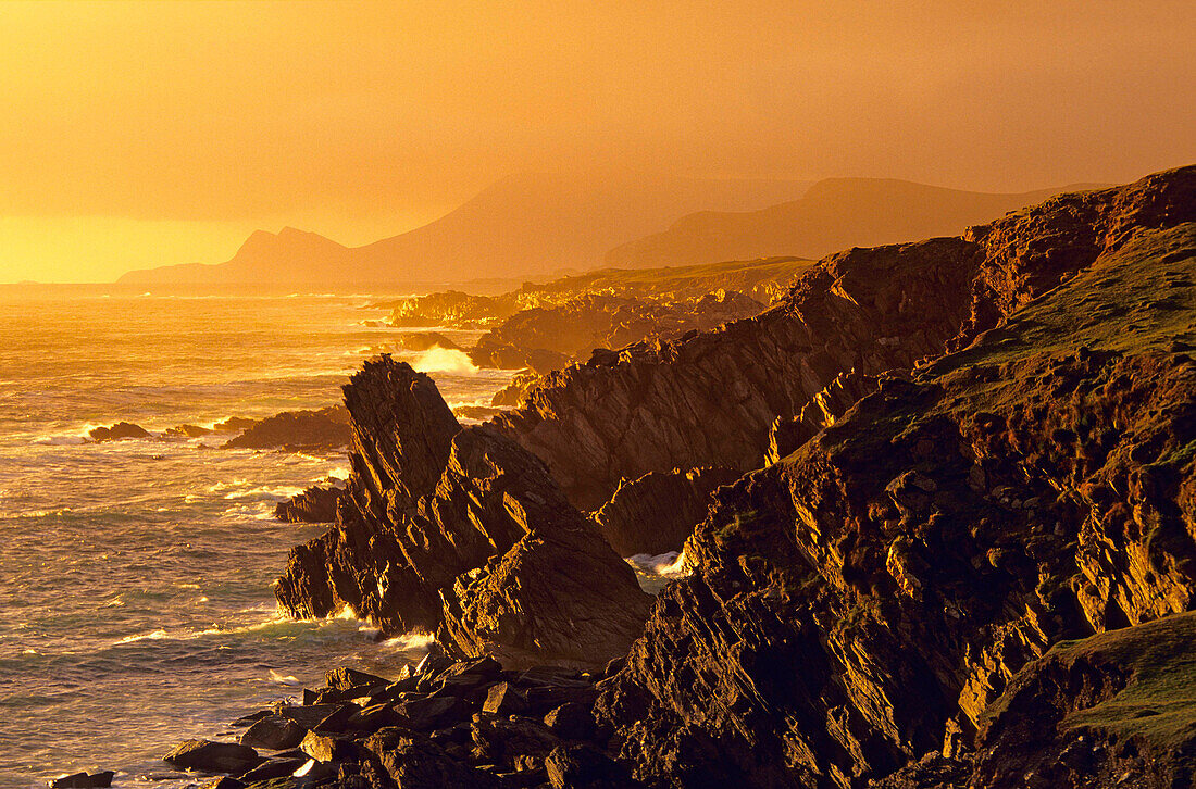 Europa, Großbritannien, Irland, Co. Mayo. Achill Island, Küstenlandschaft im Sonnenuntergang