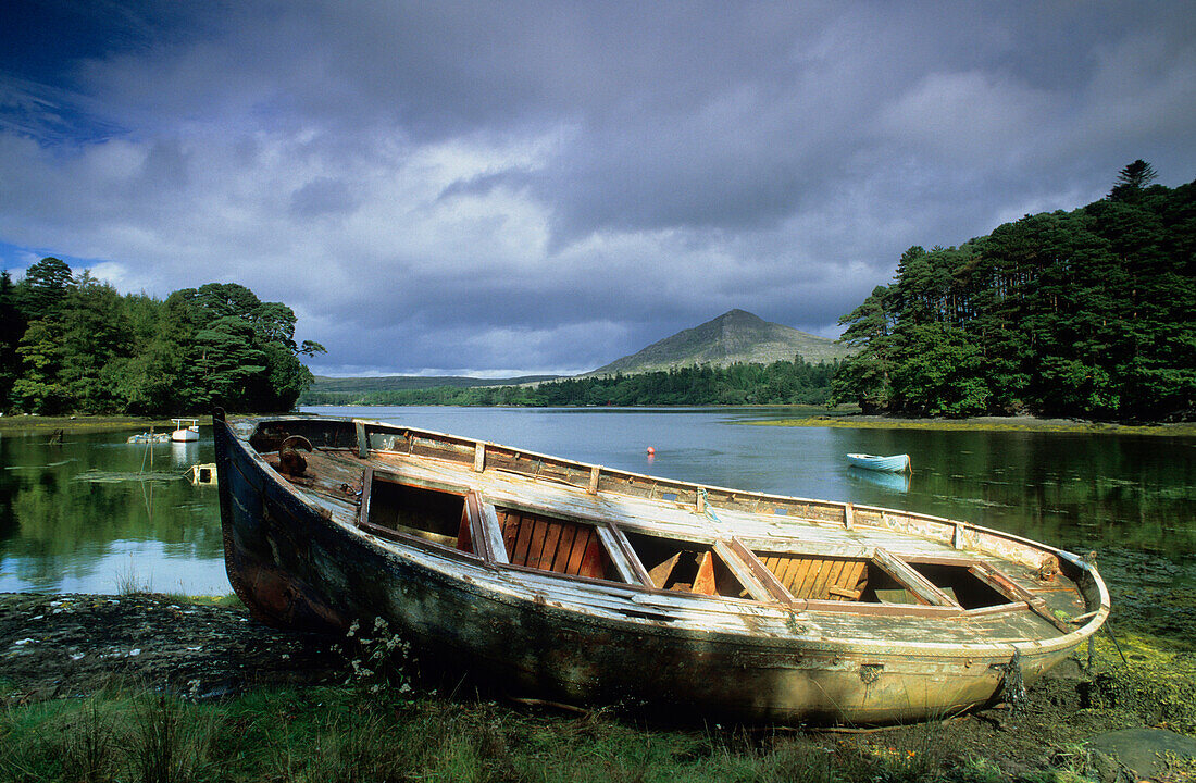 Europa, Großbritannien, Irland, Co. Kerry, kleines Boot am Ring of Beara, einer beliebten Panoramaküstenstrasse