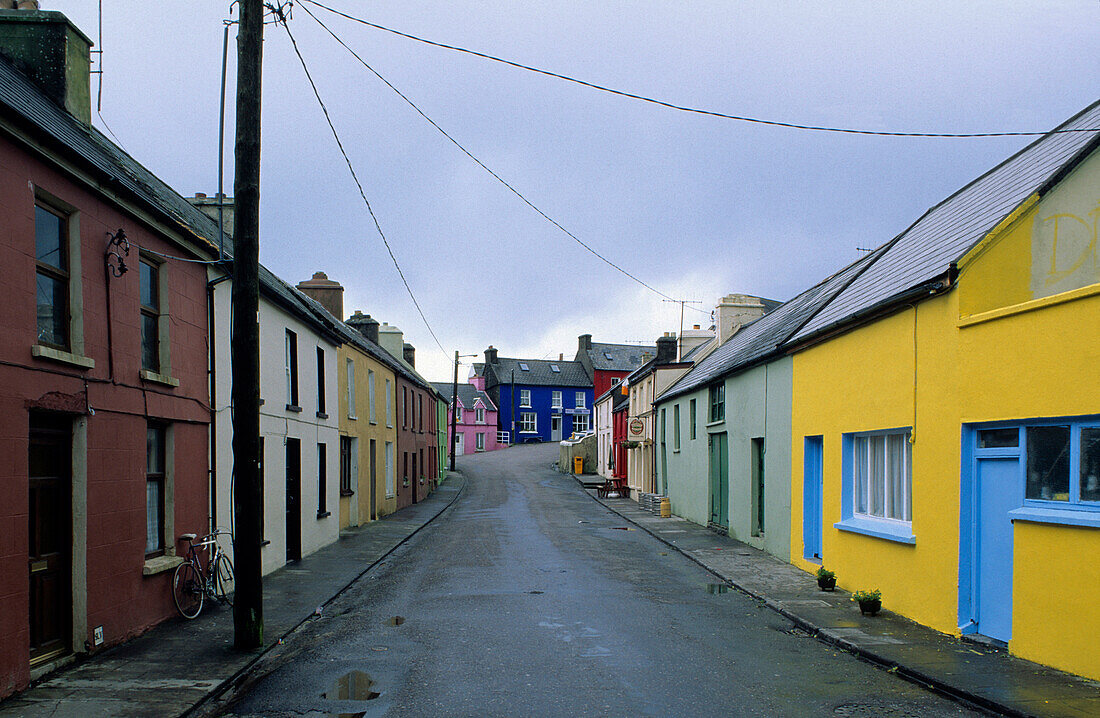 Europa, Großbritannien, Irland, Co. Cork, Halbinsel Beara, bunt bemalte Häuser in Eyeries