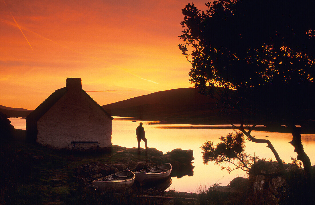 Europe, Great Britain, Ireland, Co. Galway, Connemara, cottage at the coast near Casla