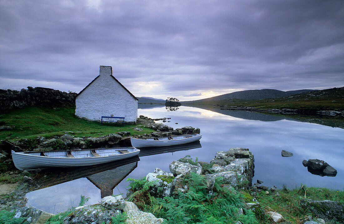 Europe, Great Britain, Ireland, Co. Galway, Connemara, cottage at the coast near Casla