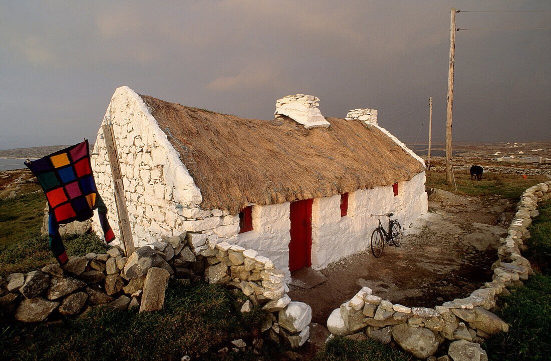 Europa, Großbritannien, Irland, Co. Galway, Connemara, Halbinsel Lettermullen, reetgedecktes Cottage in Knock