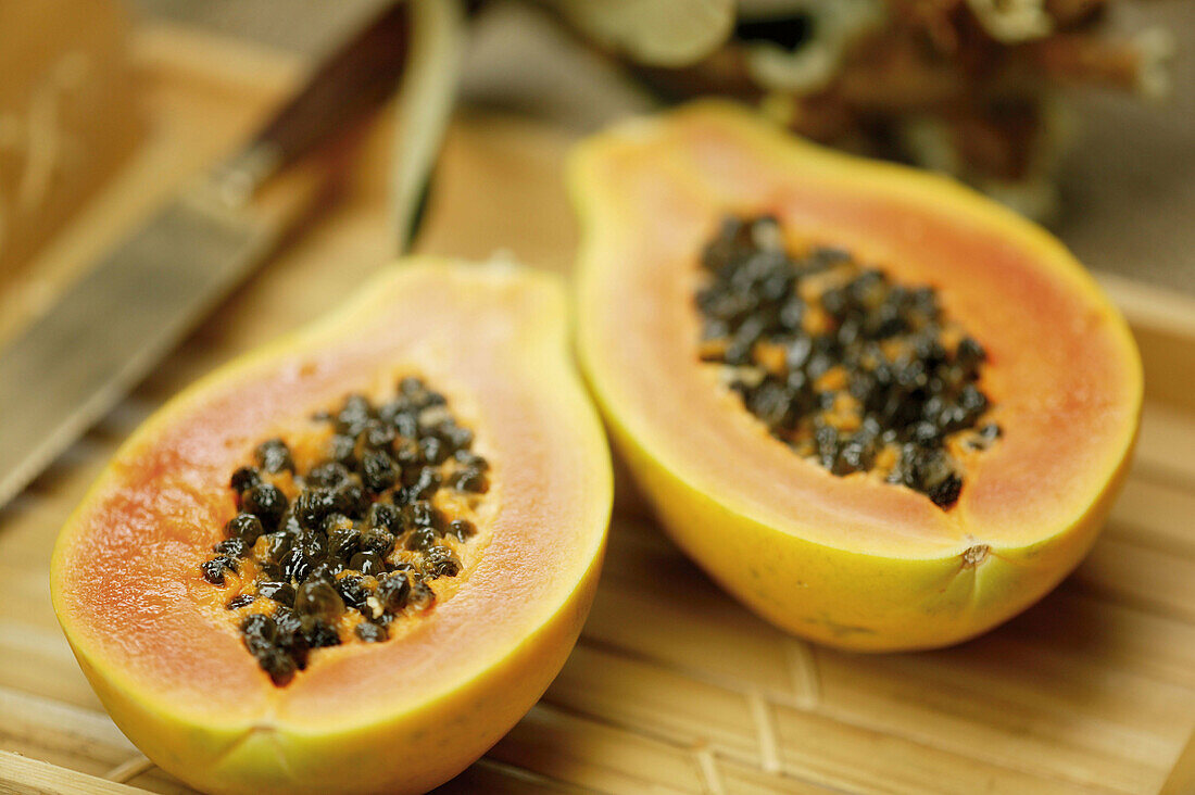 Aliment, Aliments, Close up, Close-up, Closeup, Color, Colour, Concept, Concepts, Food, Fruit, Fruits, Half, Halves, Healthy, Healthy food, Horizontal, Indoor, Indoors, Inside, Interior, Nourishment, One, Papaya, Papayas, Pawpaw, Pawpaws, Selective focus,