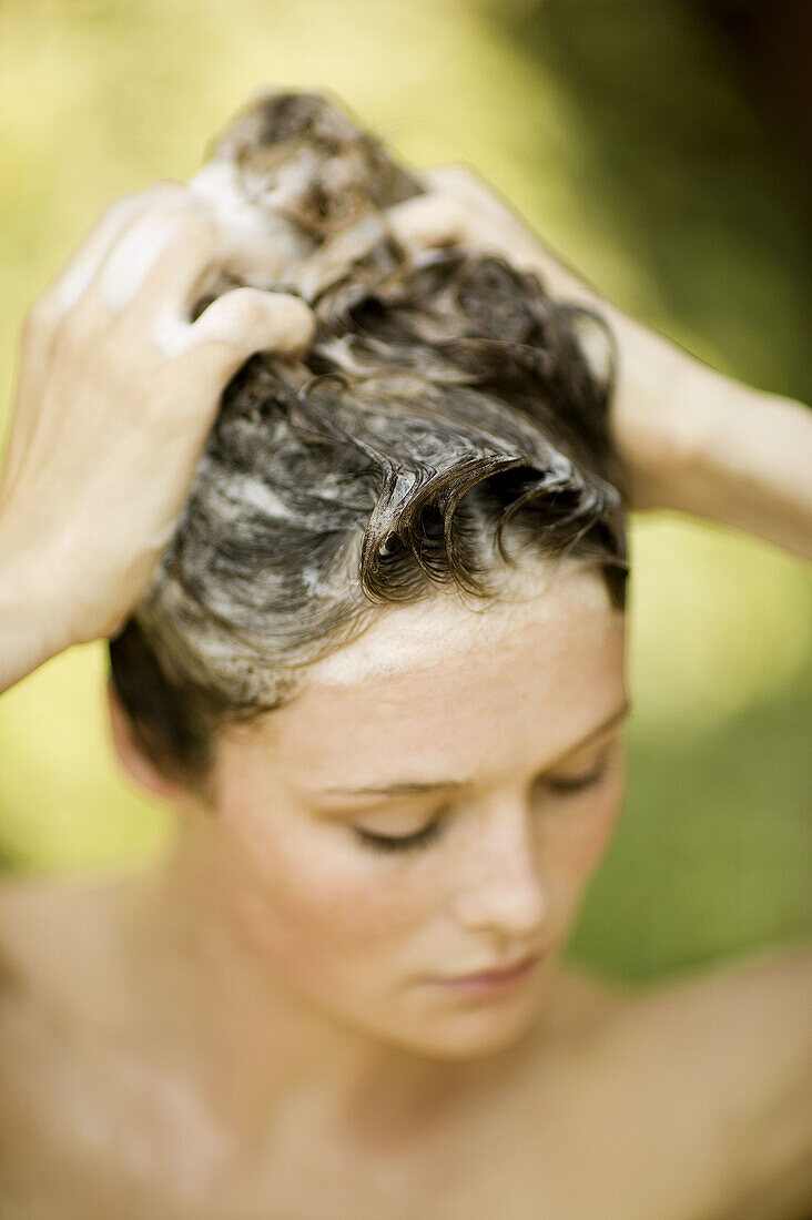 Frau beim Haarewaschen