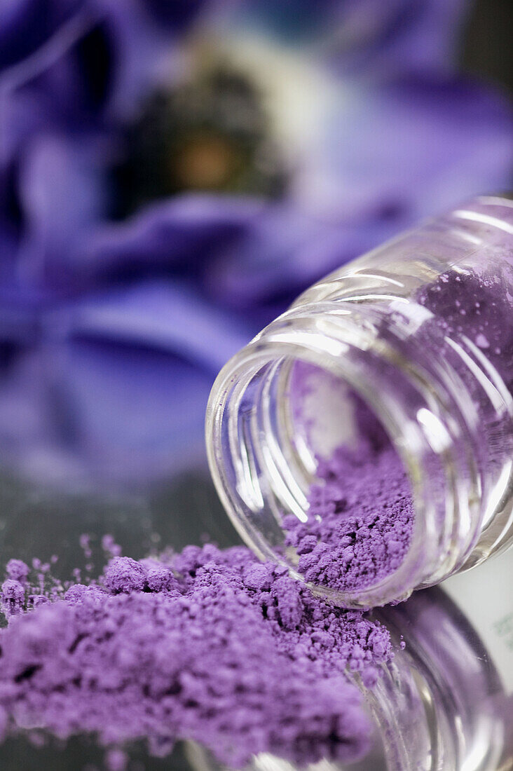 Close up, Close-up, Closeup, Color, Colour, Concept, Concepts, Flower, Flowers, Glass, Indoor, Indoors, Interior, Jar, Jars, Mirror image, Mirror images, Object, Objects, Open, Pigment, Pigments, Powder, Purple, Reflection, Reflections, Selective focus, S