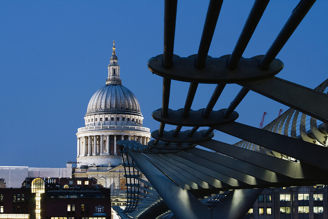 ENGLAND-London: Southwark/Bankside-Millennium Bridge & St. Paul's Cathedral / Evening
