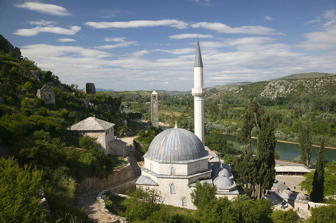 Bosnia-hercegovina. Pocitelj. Ottoman era town. Town view and Dadzi-Alija mosque