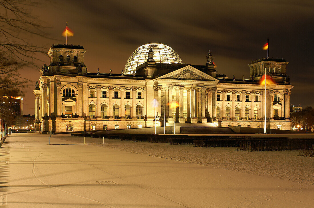 Reichstagsgebäude bei Nacht, Berlin, Deutschland
