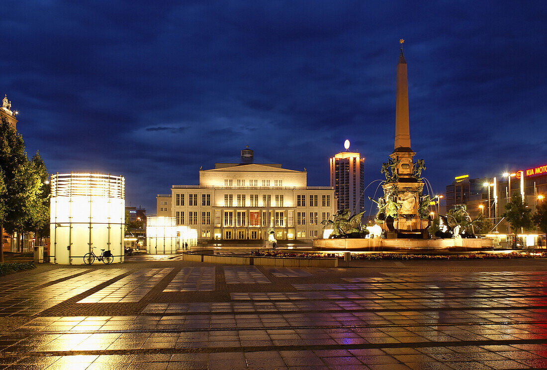 Blick über Augustusplatz mit Mendebrunnen zum Opernhaus am Abend, Leipzig, Sachsen, Deutschland