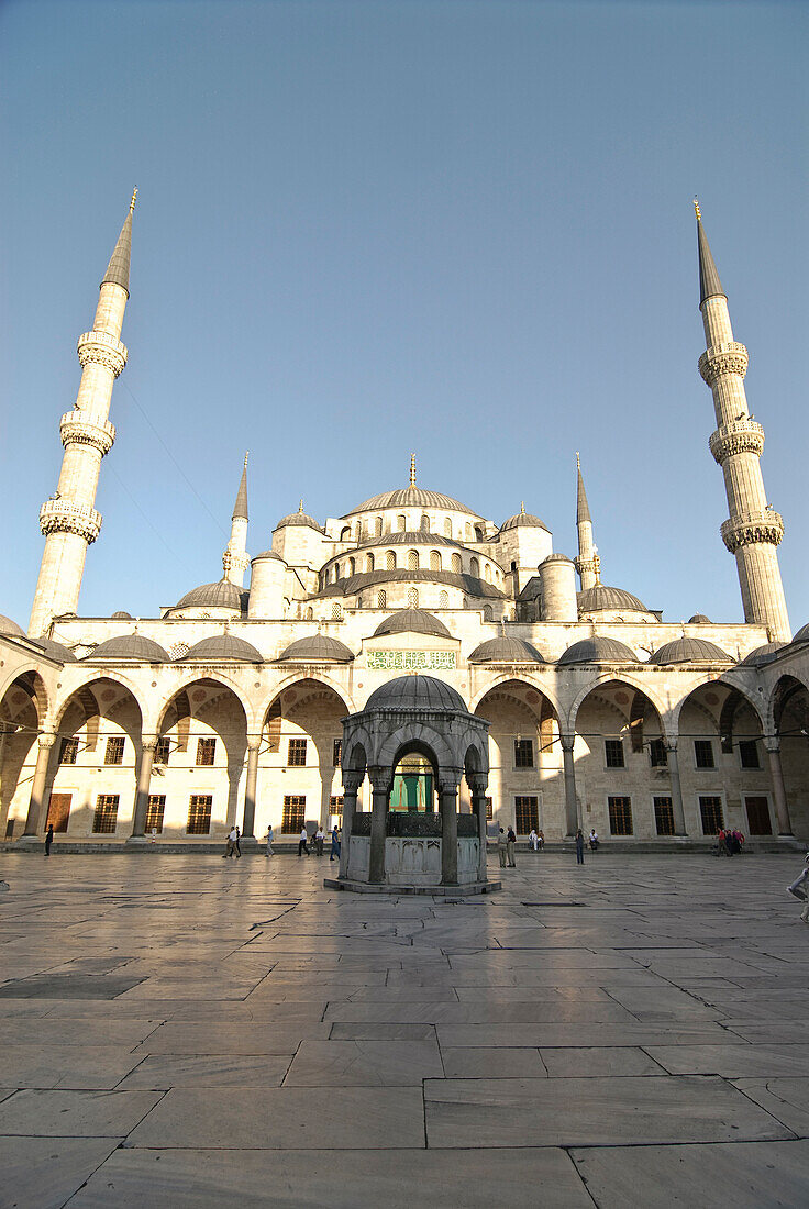 Blick in den Innenhof, Blaue Moschee, Sultan Ahmed Moschee, Sultanahmet Camii, Istanbul, Türkei, Europa