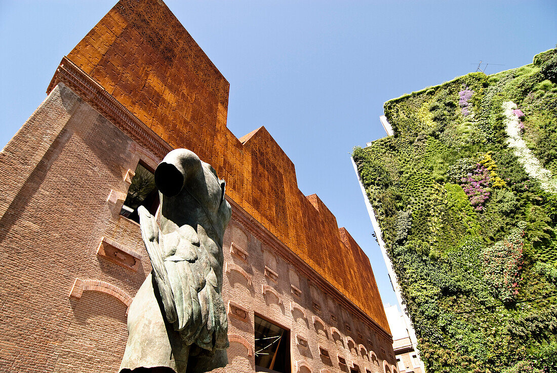 Caixa Forum, vom Architektenbüro Herzog & de Meuron, mit Skulptur von Bildhauer Igor Mitoraj und ein senkrechter Garten von Patrick Blanc, Madrid, Spanien